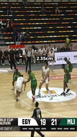 现役之最！埃及2米36巨人身披世预赛战袍 NBA史上最高球员2米31