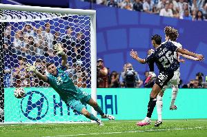 英格兰1-0暂时领先阿根廷！戈登在后点成功包抄得分，罗杰斯送出助攻