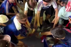 法国4-1大胜挪威！赛后法国球迷又歌又跳乐翻天！