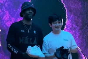 欧文中国之旅与樊振东同框，互赠运动鞋