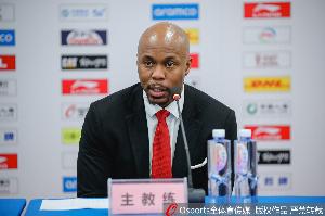 米切尔社交媒体宣布离开广州龙狮队，媒体人称其首选目标是重返NBA执教
