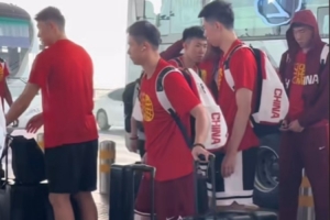 网友记录中国男篮北京机场启程 前往杭州备战热身赛