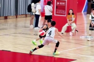 他1v1能把吧友给虐了？看一看这位小学生的丝滑控球技术