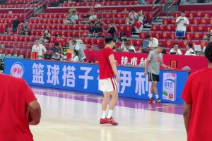 训练中王俊杰连续跳投三分打铁 但依然能面露笑容充满信心！