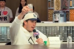 全网热议!里夫斯的中国行宴会一幕,球迷沸腾:中文太赞了!