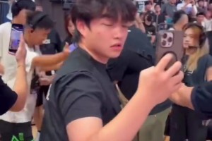 场边球迷大喊“我能防住你”！被欧文选中上场对位
