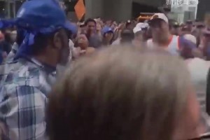 好家伙！尼克斯游行，俩女子起冲突，女子扯下另一人裤子猛击臀部
