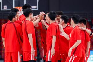 直播吧：21日男篮热身赛面对多数为年轻球员的澳大利亚队，多位超新星将领衔