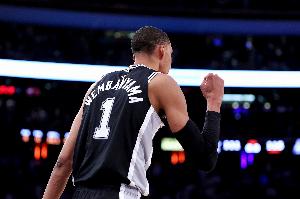 何以问鼎？费尔斯揭示文班亚马NBA首秀限制要点