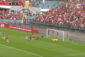 巴黎快打旋风！姆巴耶推射破门，巴黎1-0领先曼联