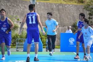 徐杰在湖北恩施亮相 携手沙特阿美和姚基金共同举办公益球场揭幕典礼