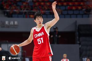犯规频繁！杨瀚森上半场6分钟2投2中收获5分2篮板1助攻 正负值-11