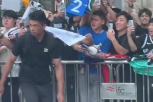 相当宠粉☺️欧文中国行一落地，直接开始给球迷签名~
