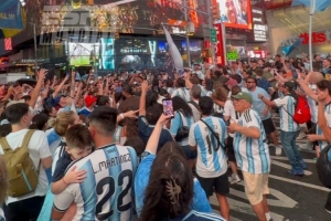 热烈气氛！阿根廷球迷在时代广场举行盛大赛前派对