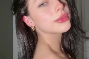妩媚妖娆！巴拉圭网红美女球迷露肩装充满诱惑