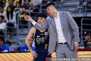 解说：杜锋适应了过往极为严格的交流模式，当前外援受限本土球员表现突出