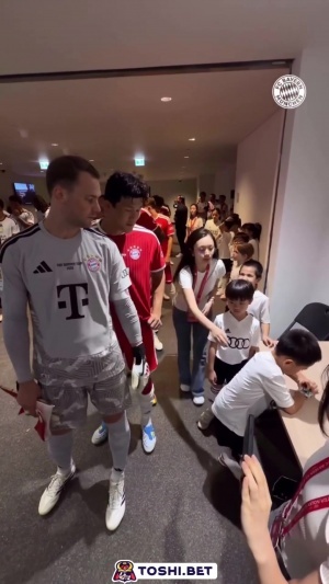 全网热议！诺伊尔的小球童手机成瘾，球迷直呼逗笑诺爹
