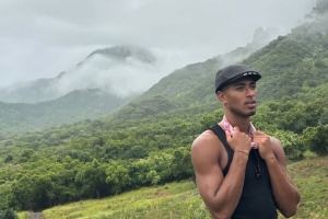 贝林厄姆在社交媒体上分享山林度假旅行照,倡导回归自然