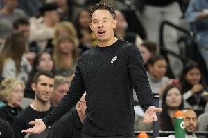 解说：M·布朗缺乏三分投射能力 与索汉担任中锋效果相差不大 难以解读马刺队的操作