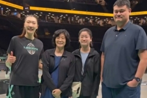 姚明夫妇及女儿抵达纽约 观看自由人比赛并与韩旭合影