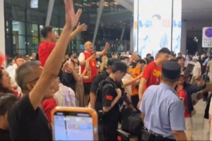 中国男篮训练队今夜抵达沈阳，机场迎来众多球迷热情欢迎