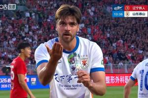 泰山客场领先1-0！前场默契配合，谢文能传中助攻，泽卡抢点卧射得分