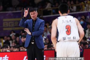 解说：杜锋身兼多职，权力欲望强烈，常影响训练完整性