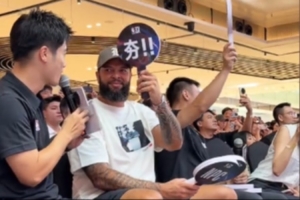 狂飙！德隆亲临现场，扣篮大赛选手展惊世之跳