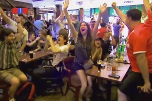 球迷狂喜！加拿大补时上演绝杀！加拿大各地球迷疯狂庆祝瞬间！